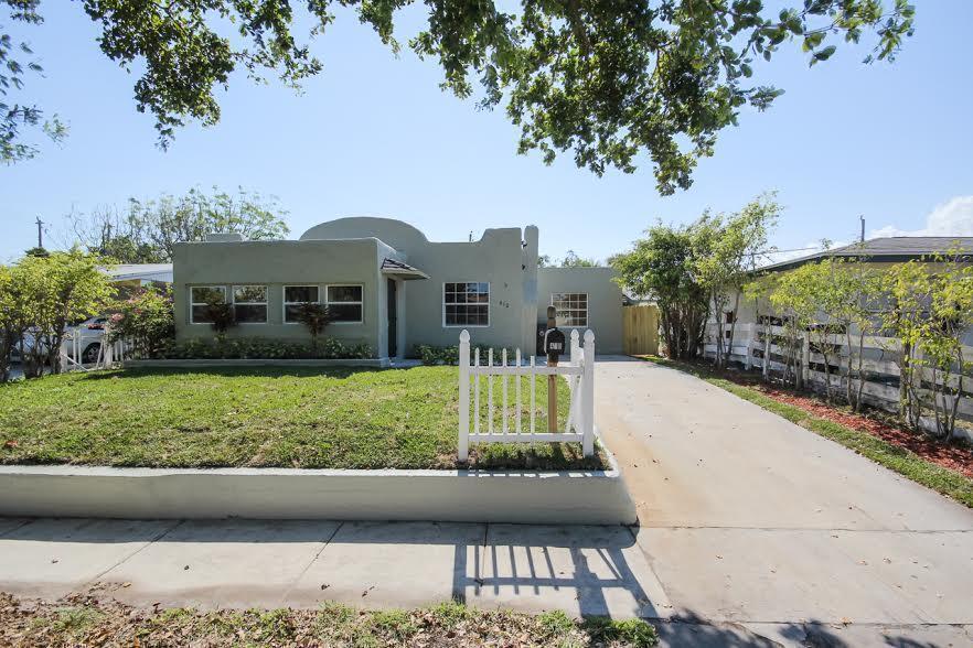 Welcome In to This Charming 4 bedroom + Den & 2 Bathroom Home That Has Been Renovated with Updated Baths, Kitchen & S/S Appliances. Home is Completely Tiled Throughout & Offers a Quaint Decorative Fireplace for All the Charm!!! Florida Room Has Been Converted and is Perfect for a 4th Bedroom/Guest Room/Den/Office. Home Offers a Fully Fenced Backyard & Patio for Entertaining!! Home is Available June 1st 2026!