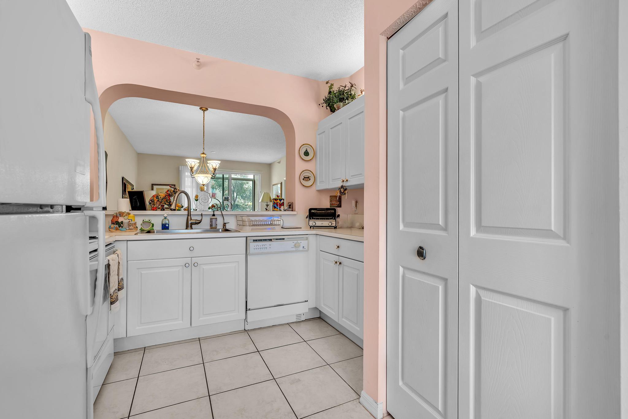 SOUTHAMPTON CONDOMINIUM - Residential