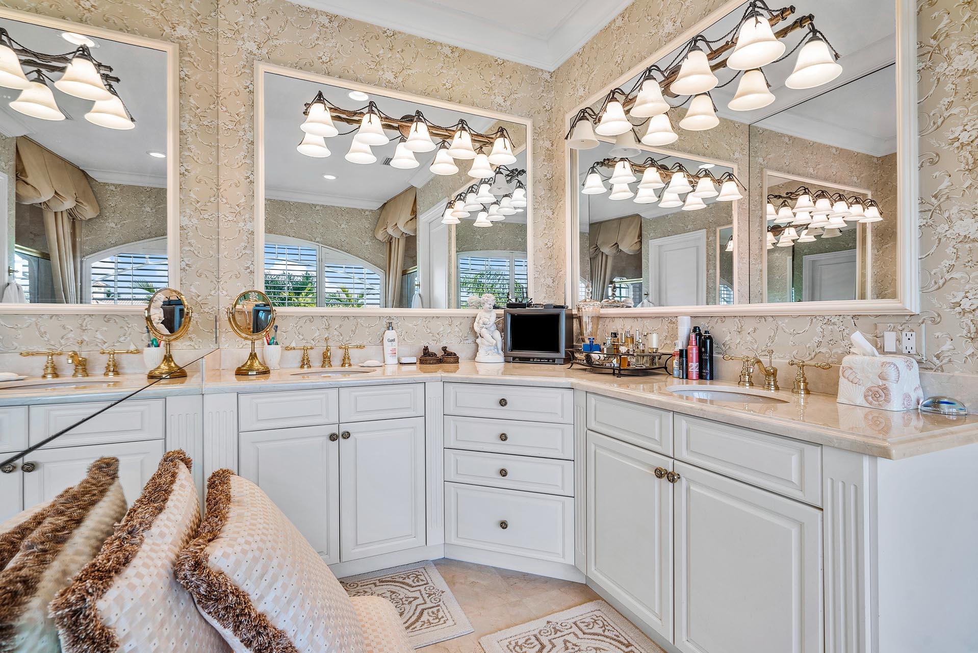 ROYAL PALM YACHT & COUNTRY CLUB - Residential