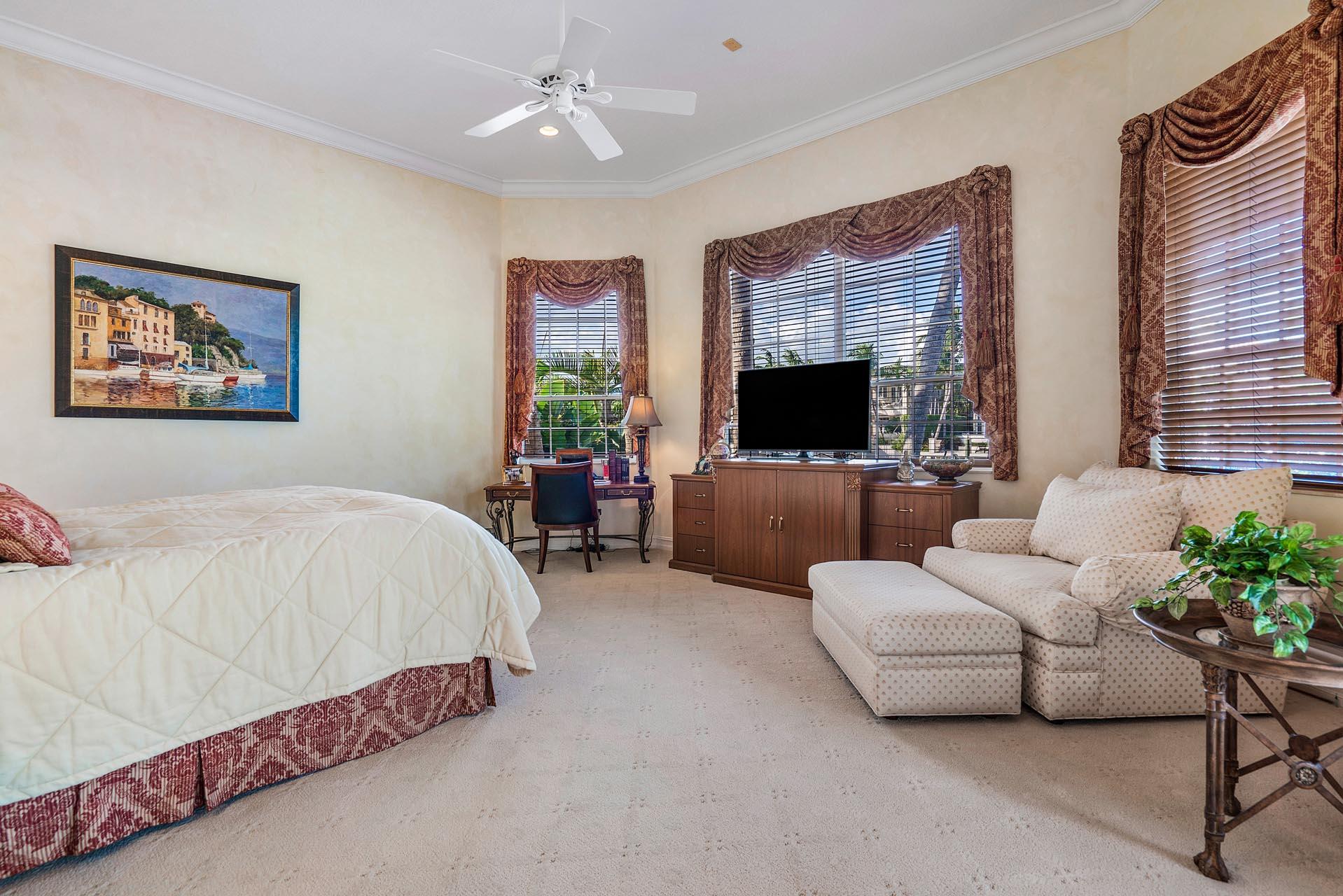 ROYAL PALM YACHT & COUNTRY CLUB - Residential