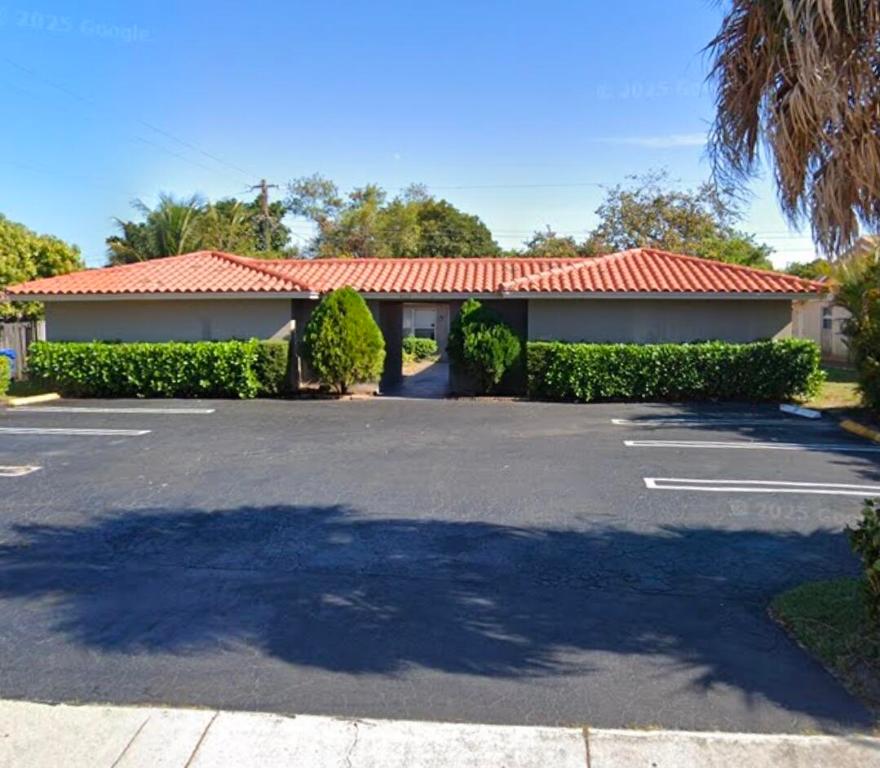 A 5 UNIT APT BUILDING. The information listed, including, sq/fr, taxes, income, insurance, expenses and others, are estimated, and thefore not guaranteed.
A one of a kind 5 PLEX, consisting of 2 units of 2/1's and 3 untis of 1/1's. All units have been renovated. The building is 100% leased with a mix of month to month and annual leases.
The building is zoned for AirBnB per the city of Coral Springs.
Gross income: $100,200 (including community laundry)
Expenses: $28,000 aprox. WIth a NOI over $73,900k. Producing a CAP of over 5.8%. 

 NOT CONTIGENT TO APPRAISAL.