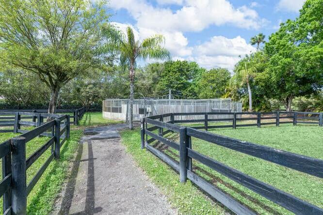 SADDLE TRAIL PARK OF WELLINGTON - Residential