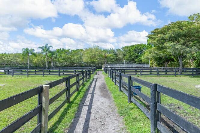 SADDLE TRAIL PARK OF WELLINGTON - Residential