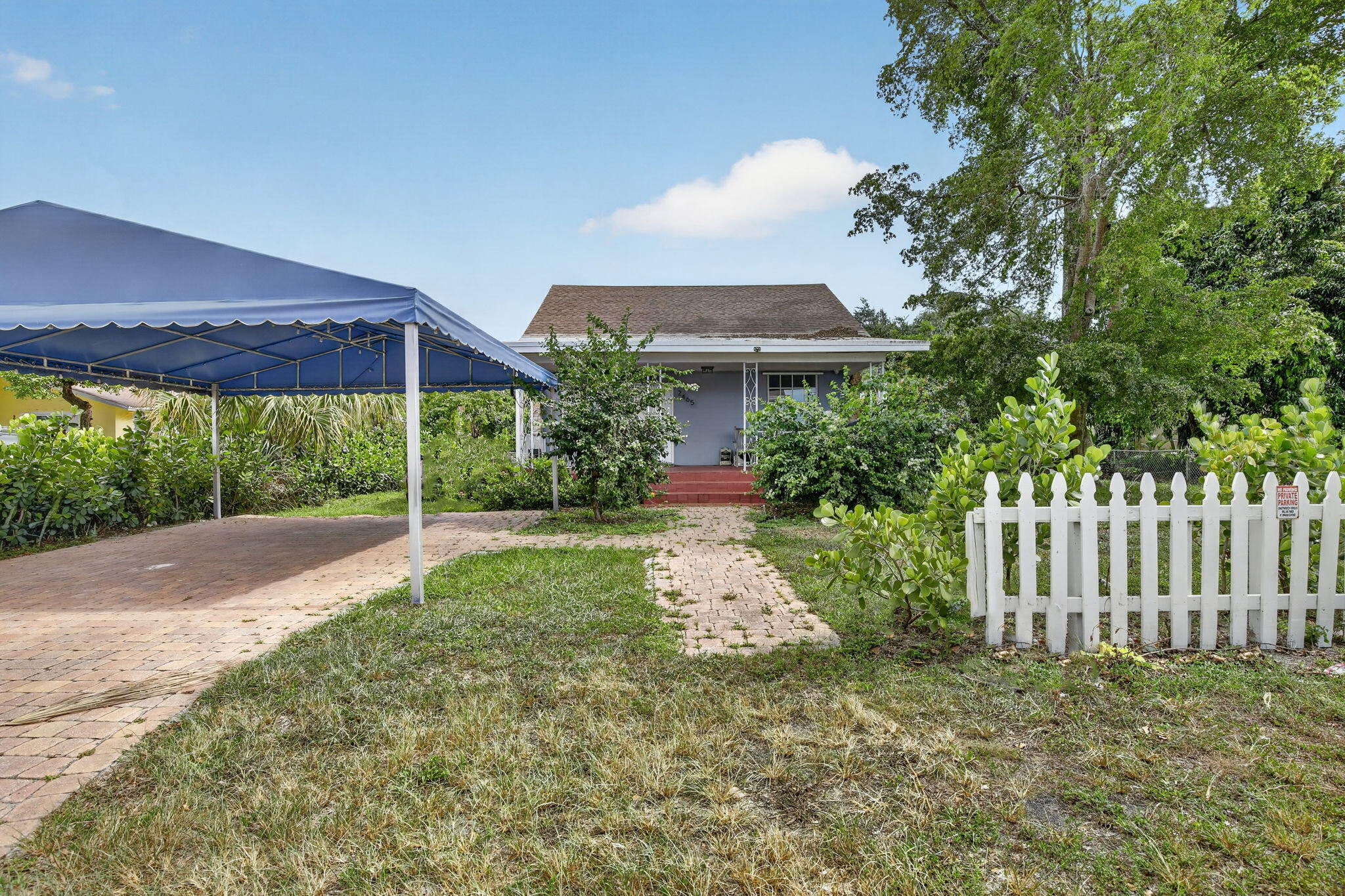 HOLLYWOOD LITTLE RANCHES - Residential