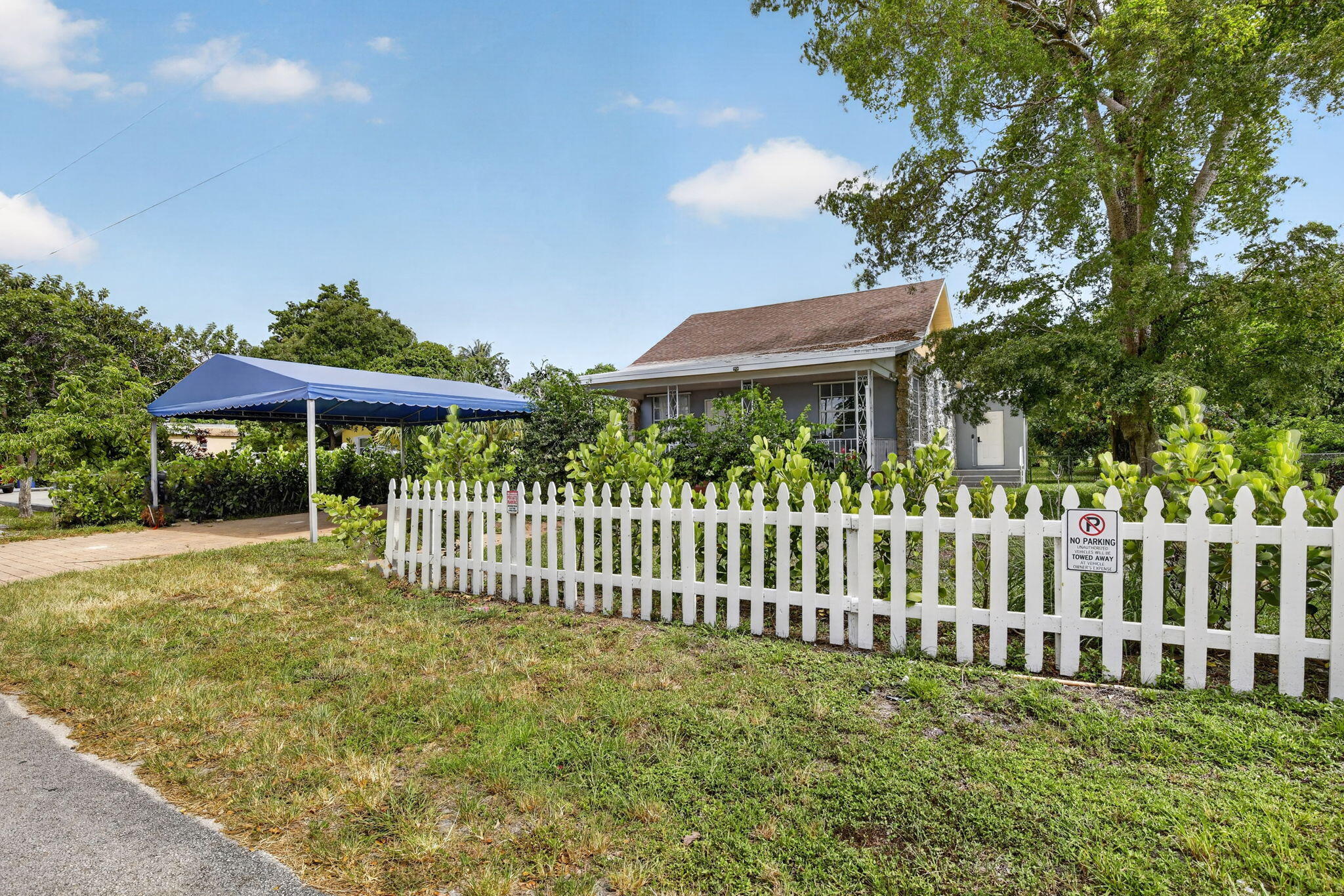 HOLLYWOOD LITTLE RANCHES - Residential