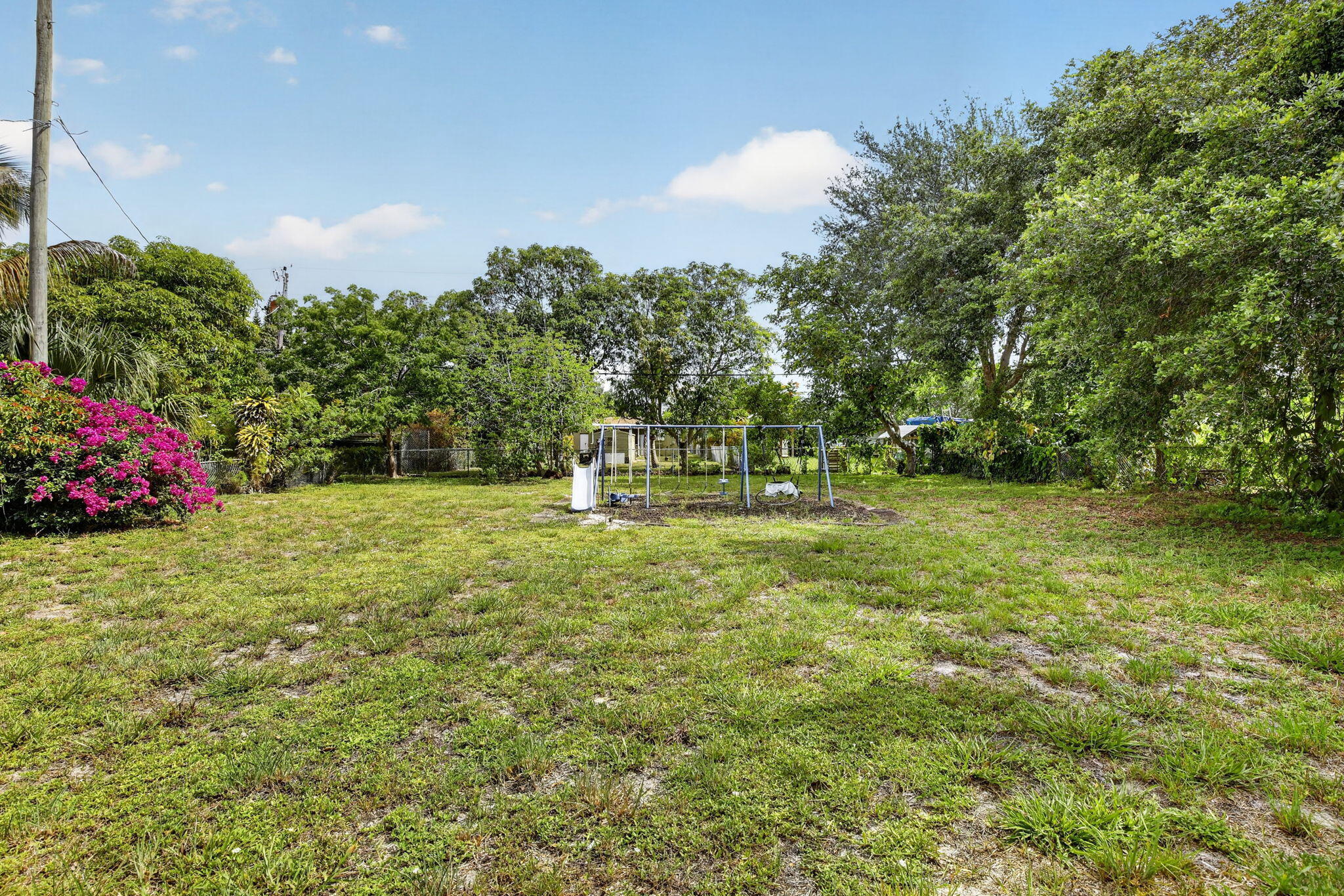 HOLLYWOOD LITTLE RANCHES - Residential