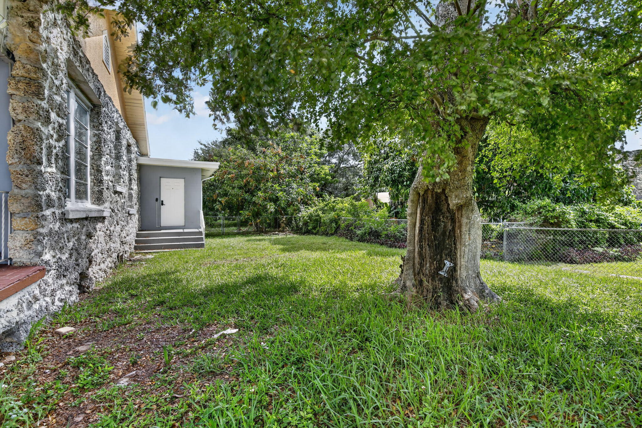 HOLLYWOOD LITTLE RANCHES - Residential