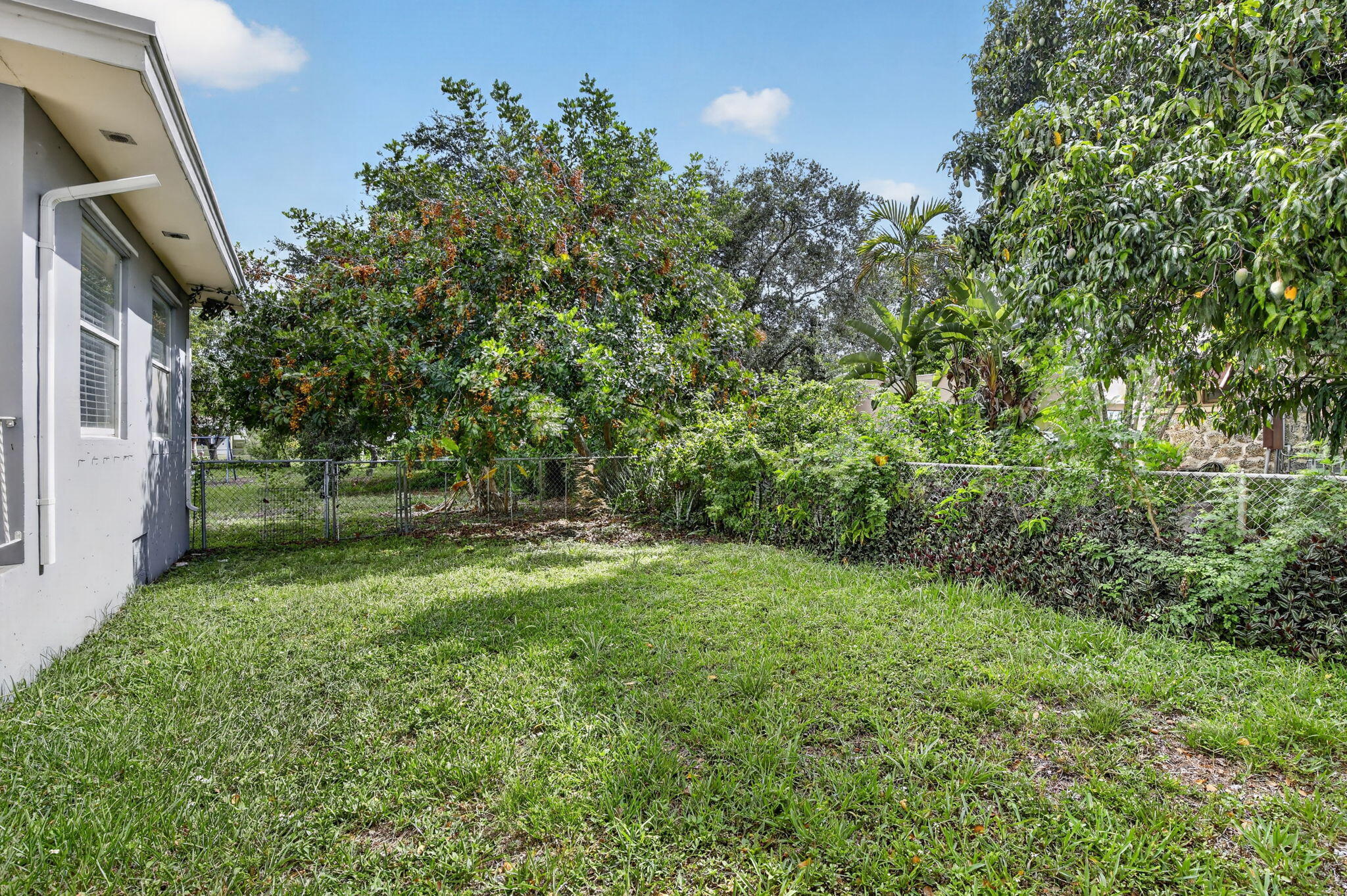 HOLLYWOOD LITTLE RANCHES - Residential