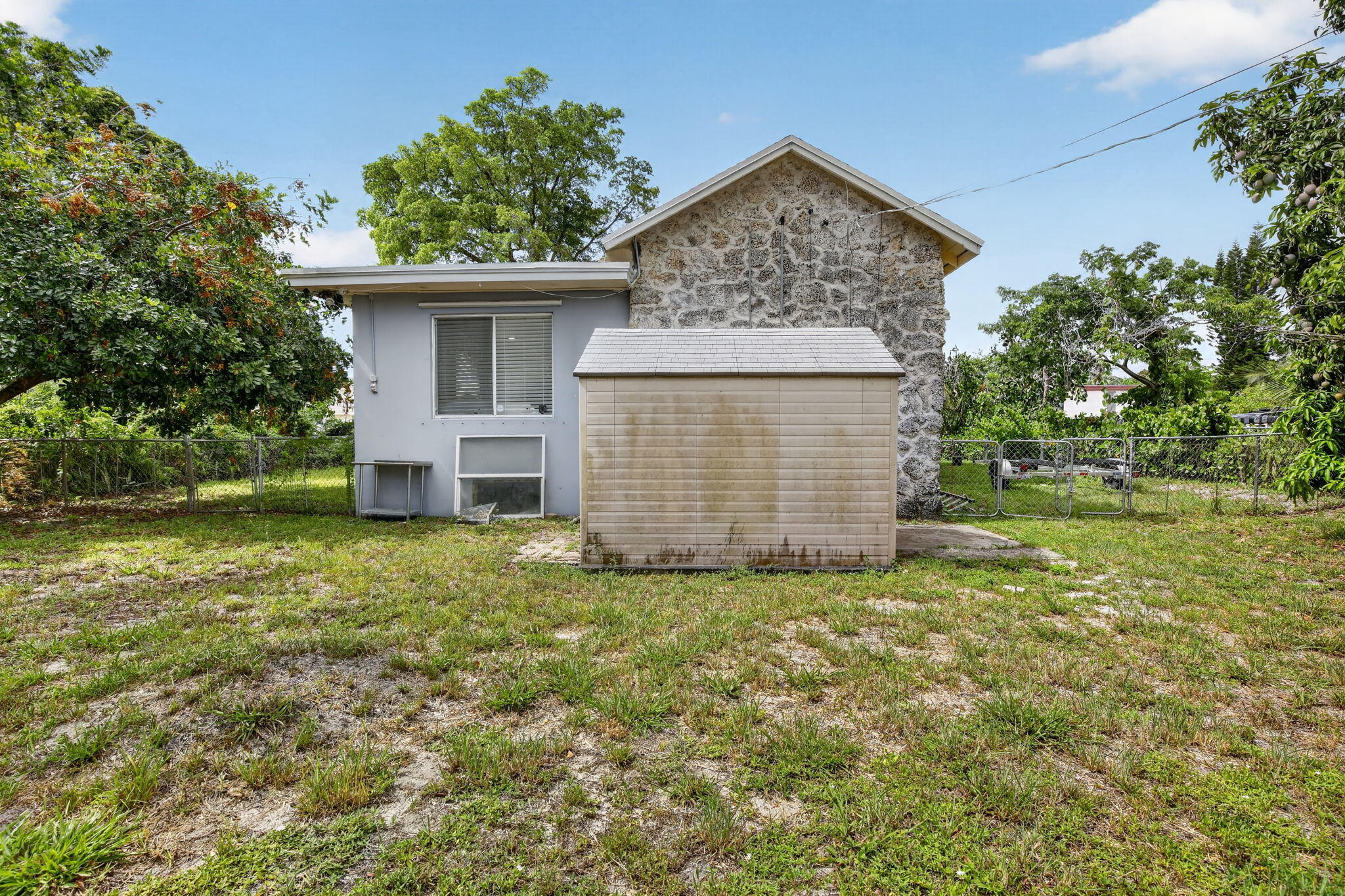 HOLLYWOOD LITTLE RANCHES - Residential