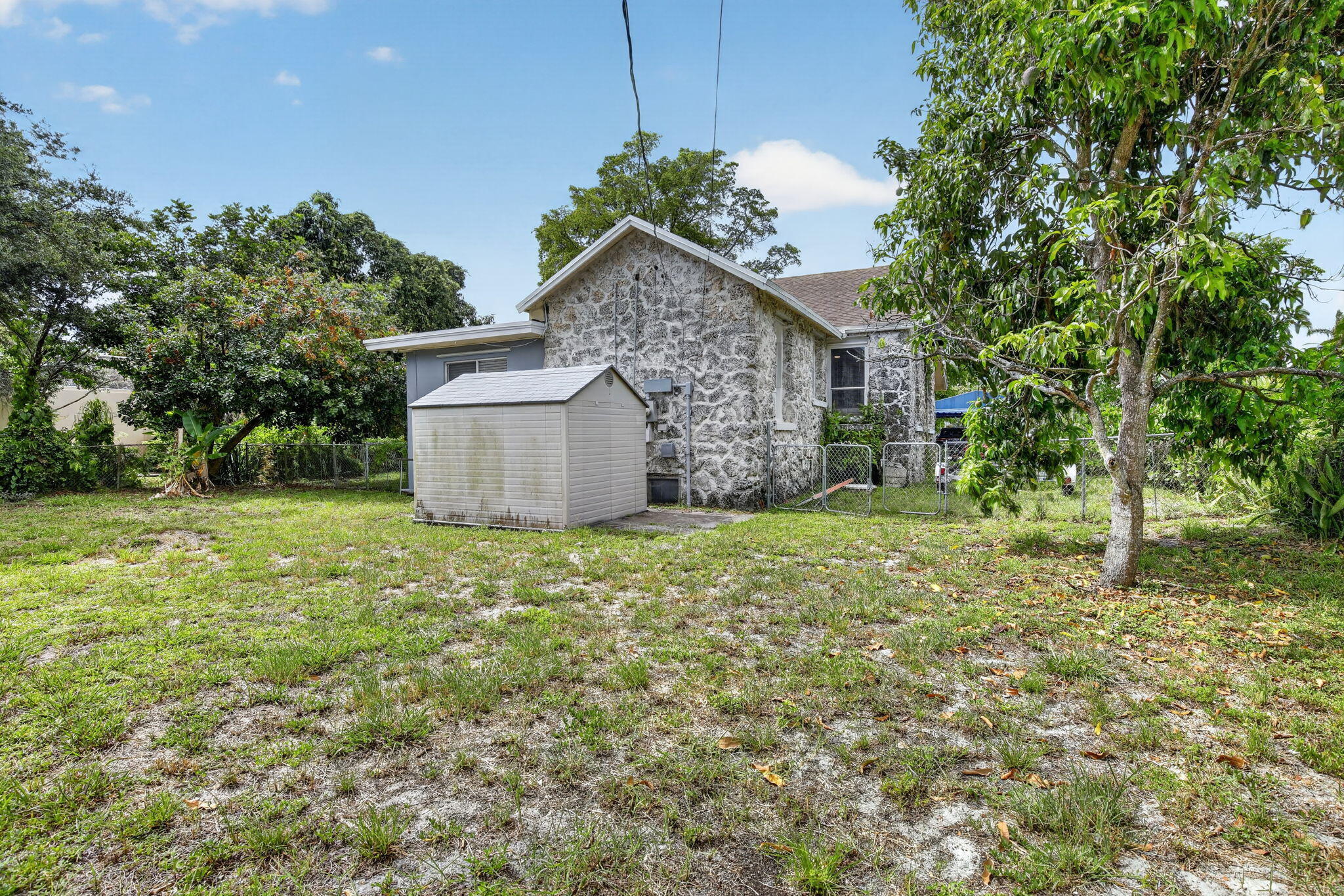 HOLLYWOOD LITTLE RANCHES - Residential