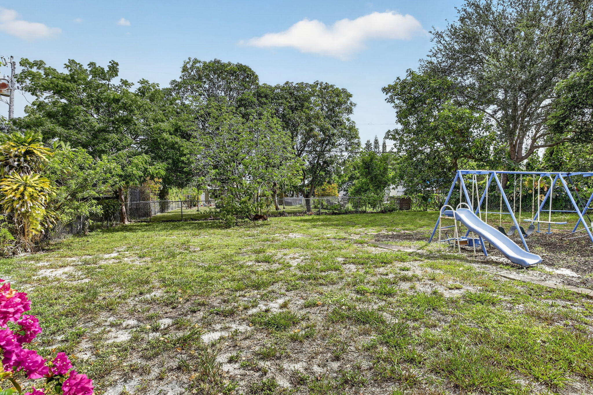 HOLLYWOOD LITTLE RANCHES - Residential