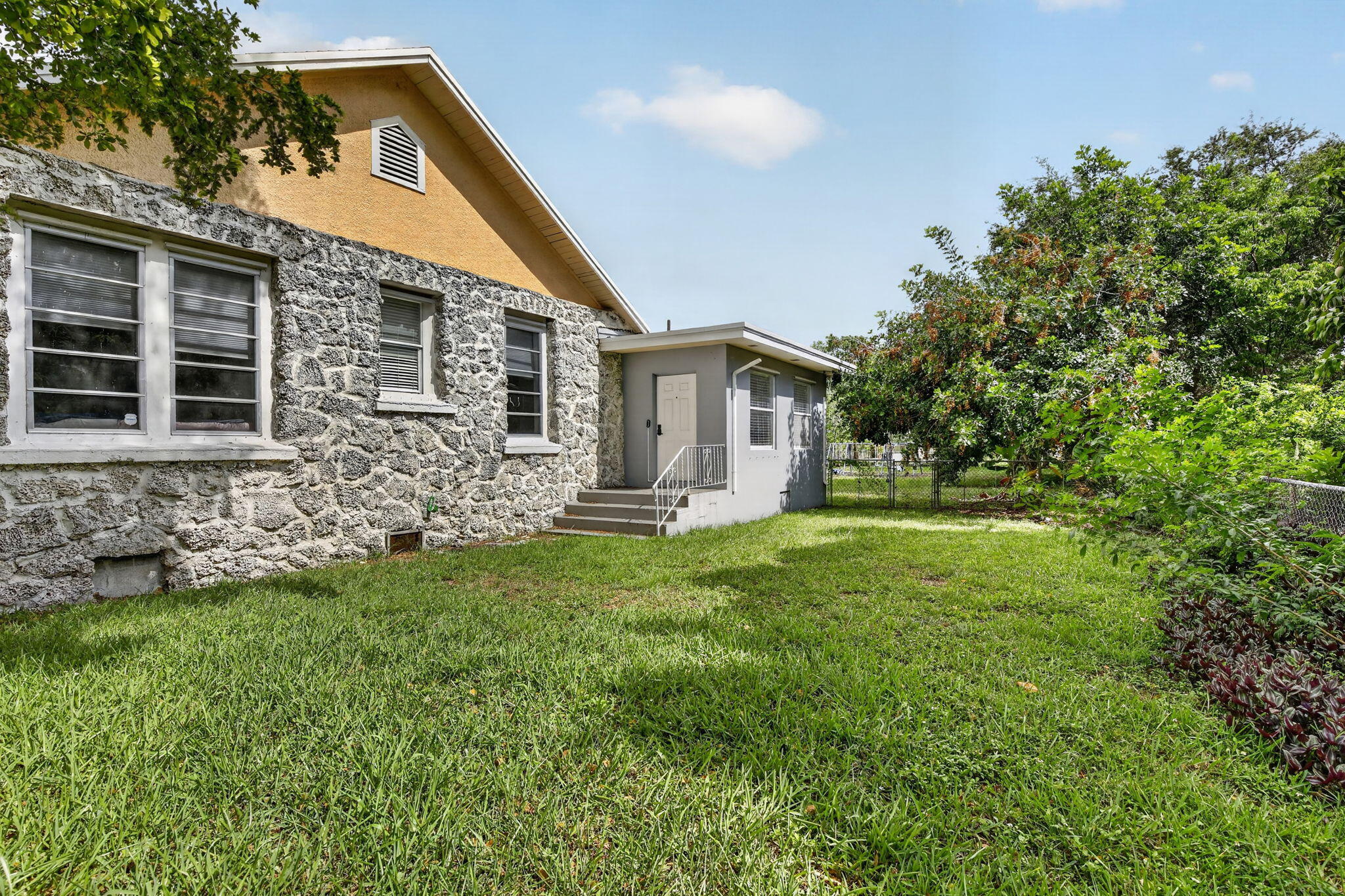 HOLLYWOOD LITTLE RANCHES - Residential