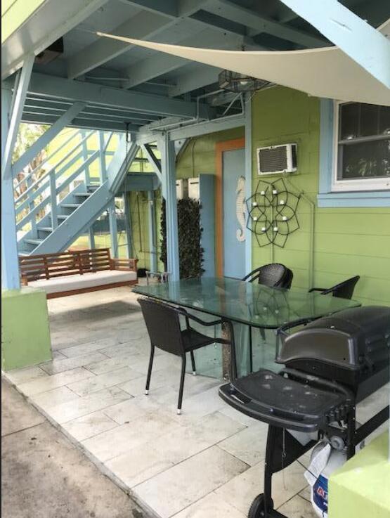 Cozy, charming one bedroom with a den in a historical 5 unit property with a private patio with additional garden grounds. Beautiful common area with Gazebo.