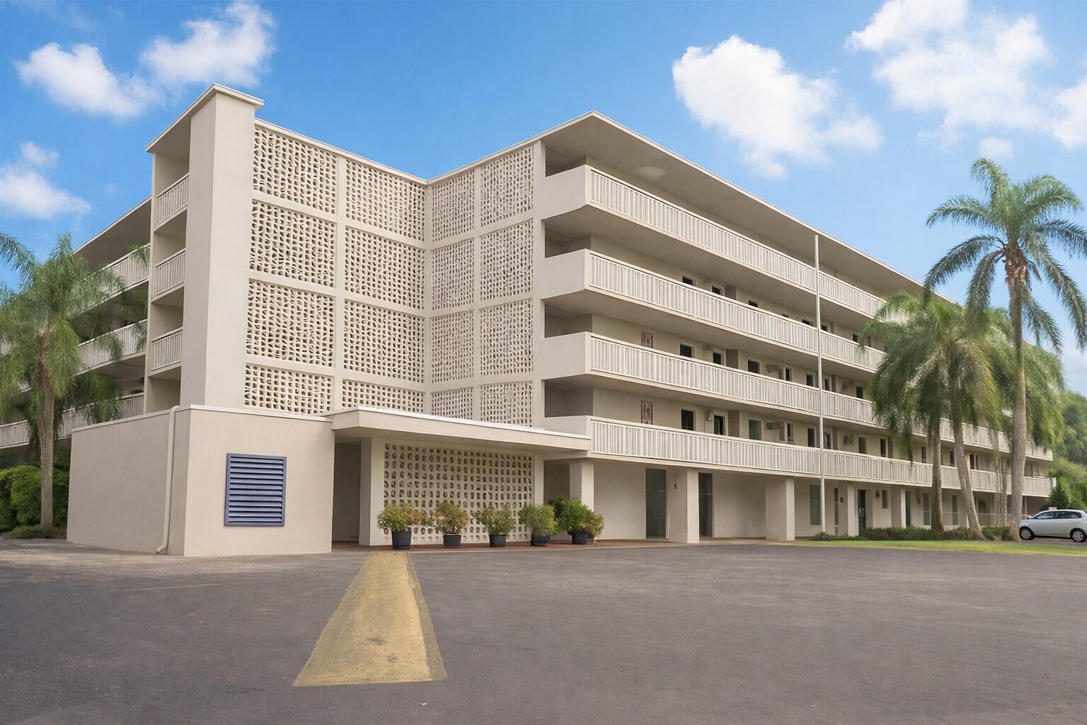 HILLCREST COUNTRY CLUB APTS - Residential