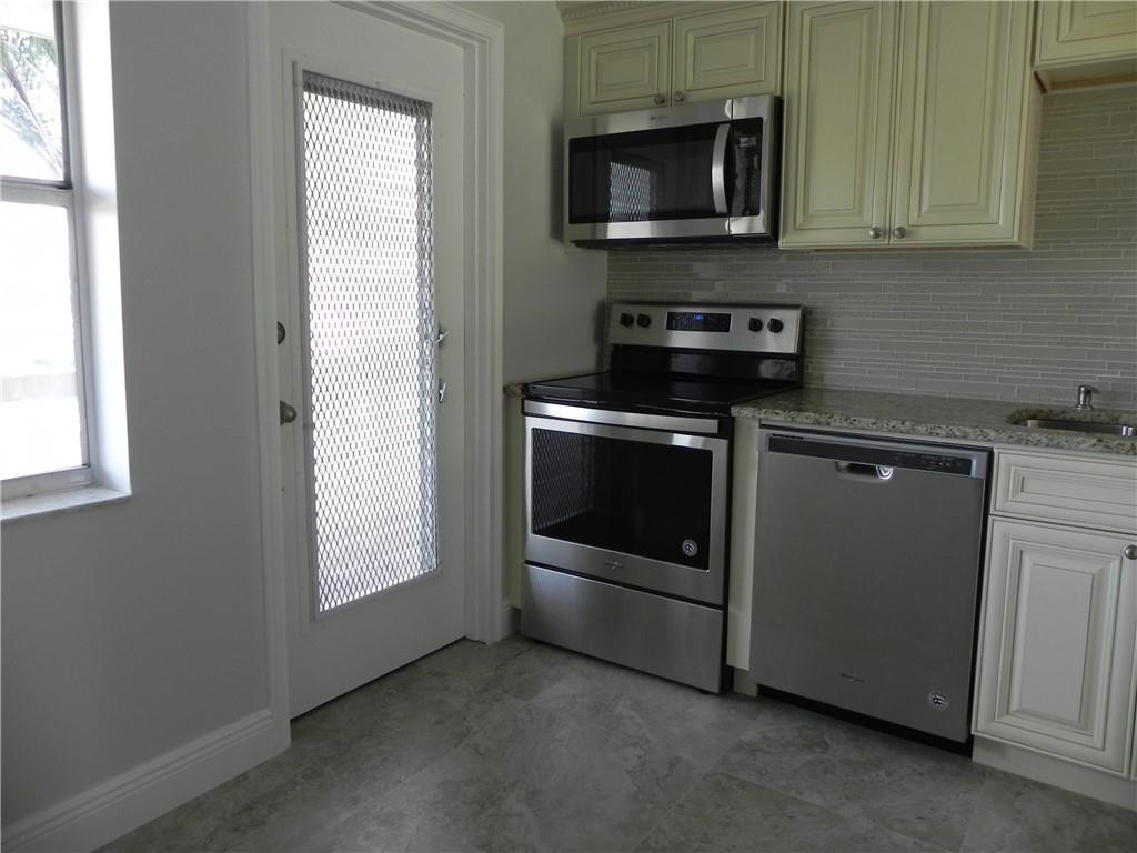 HILLCREST COUNTRY CLUB APTS - Residential