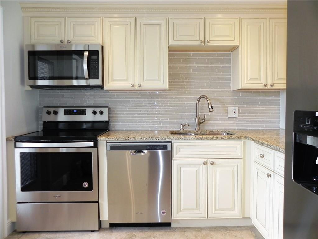 HILLCREST COUNTRY CLUB APTS - Residential