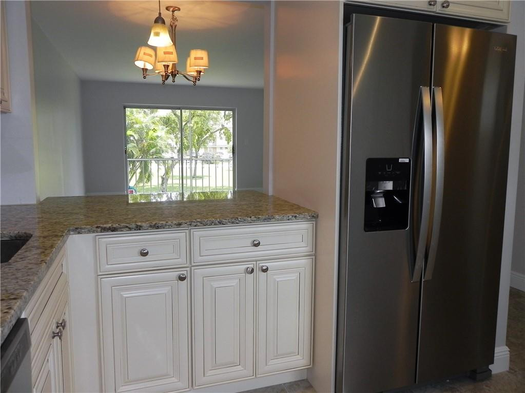 HILLCREST COUNTRY CLUB APTS - Residential