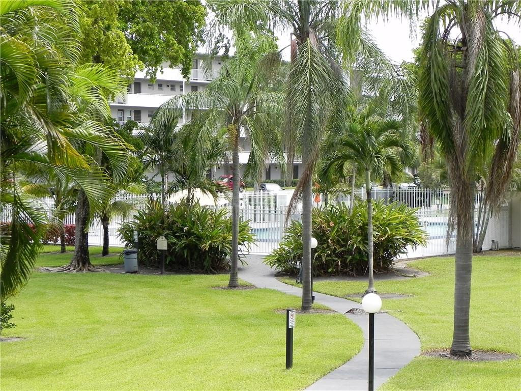 HILLCREST COUNTRY CLUB APTS - Residential