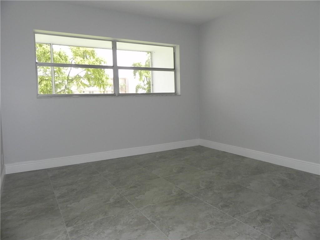 HILLCREST COUNTRY CLUB APTS - Residential