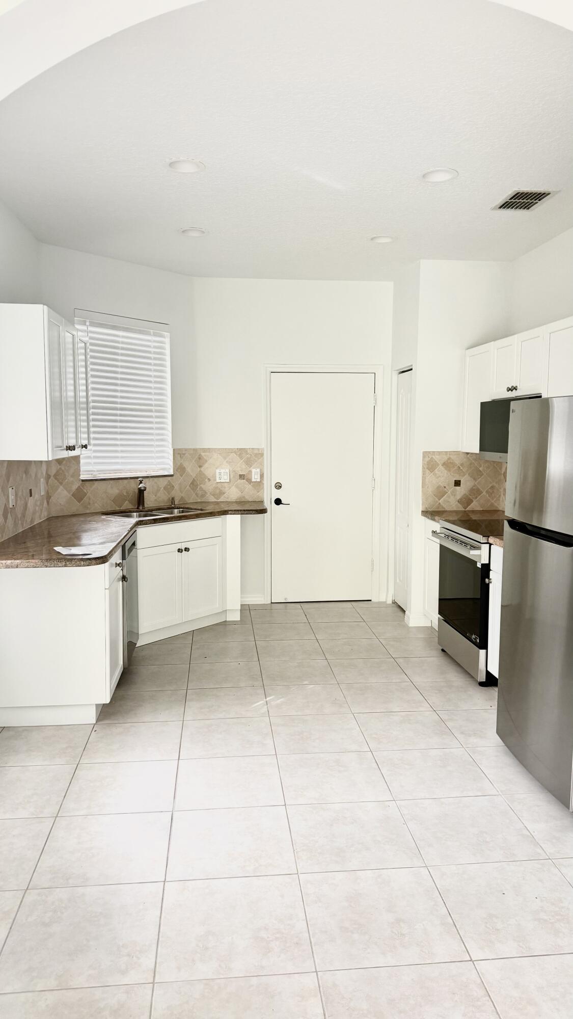 TRADITION PLAT NO 18 - Residential Lease