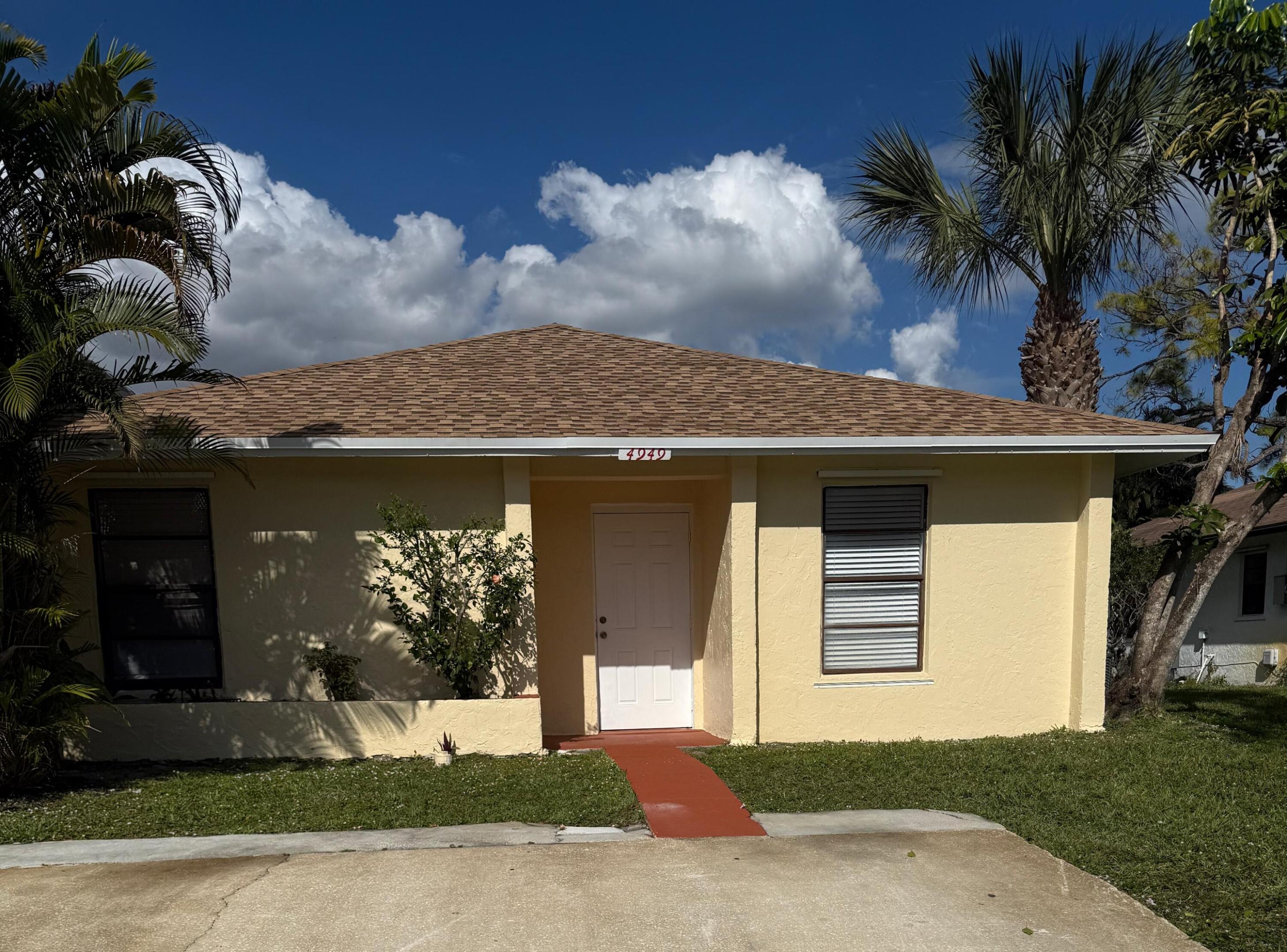 This villa feels like a single family home! Only one attached wall . Lots of green space on the side and the back. Open living area with a renovated kitchen and bathrooms. Tile throughout and freshly painted. Super low association dues. Covered and screed patio on the back. Ready to move in. Roof was replaced in 2025 and water heater in 2023.