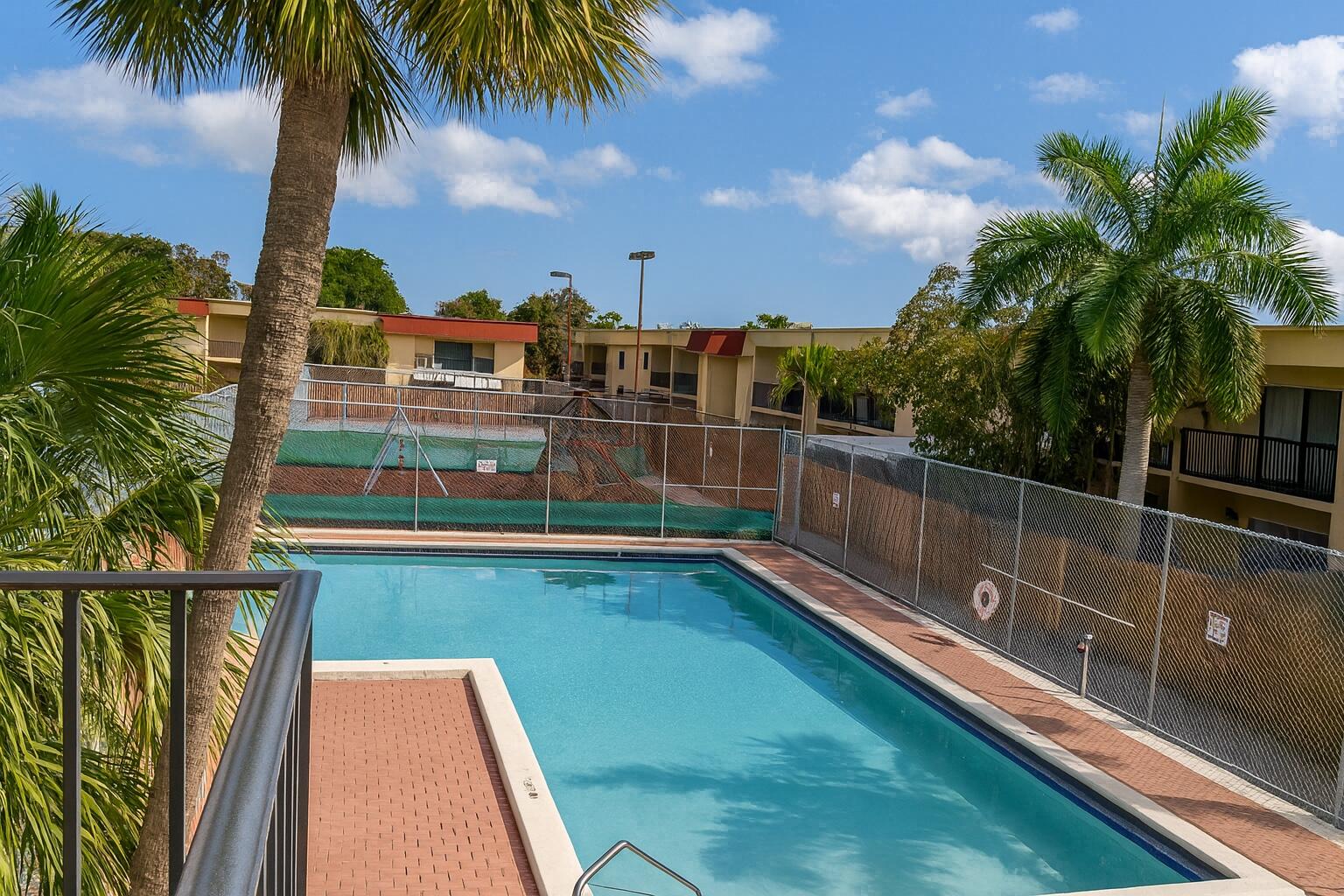 BRENTWOOD TOWNHOUSE 2 - Residential