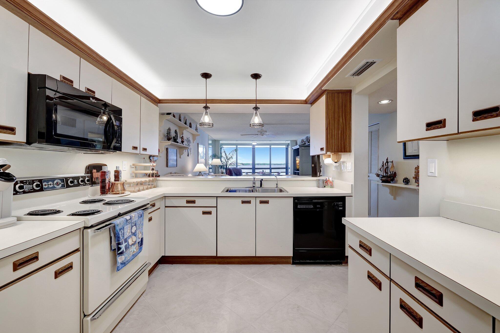 CIRCLE BAY YACHT CLUB CONDO - Residential