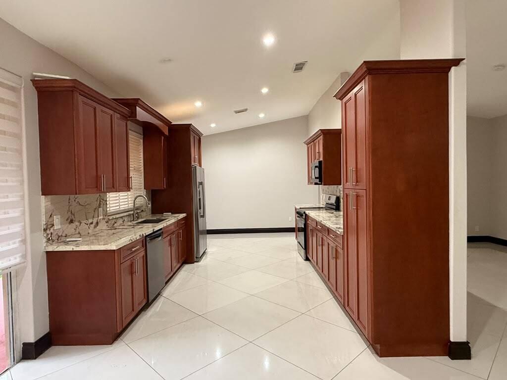 WEST LAKES GARDENS 2ND ADDN - Residential Lease