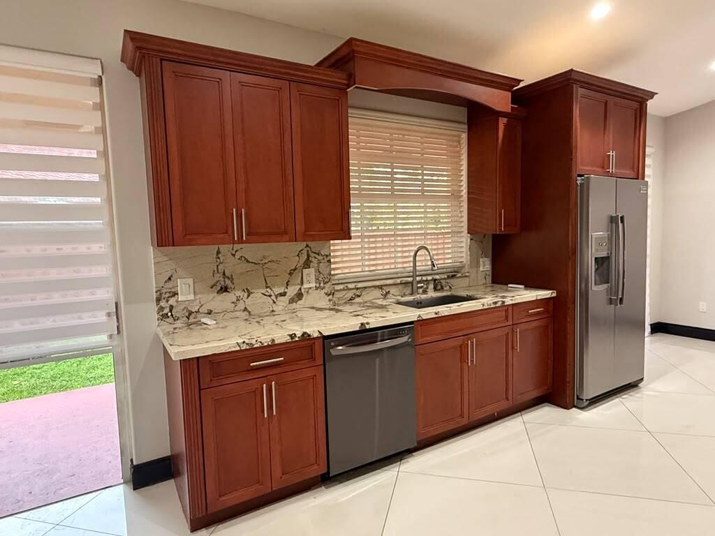 WEST LAKES GARDENS 2ND ADDN - Residential Lease