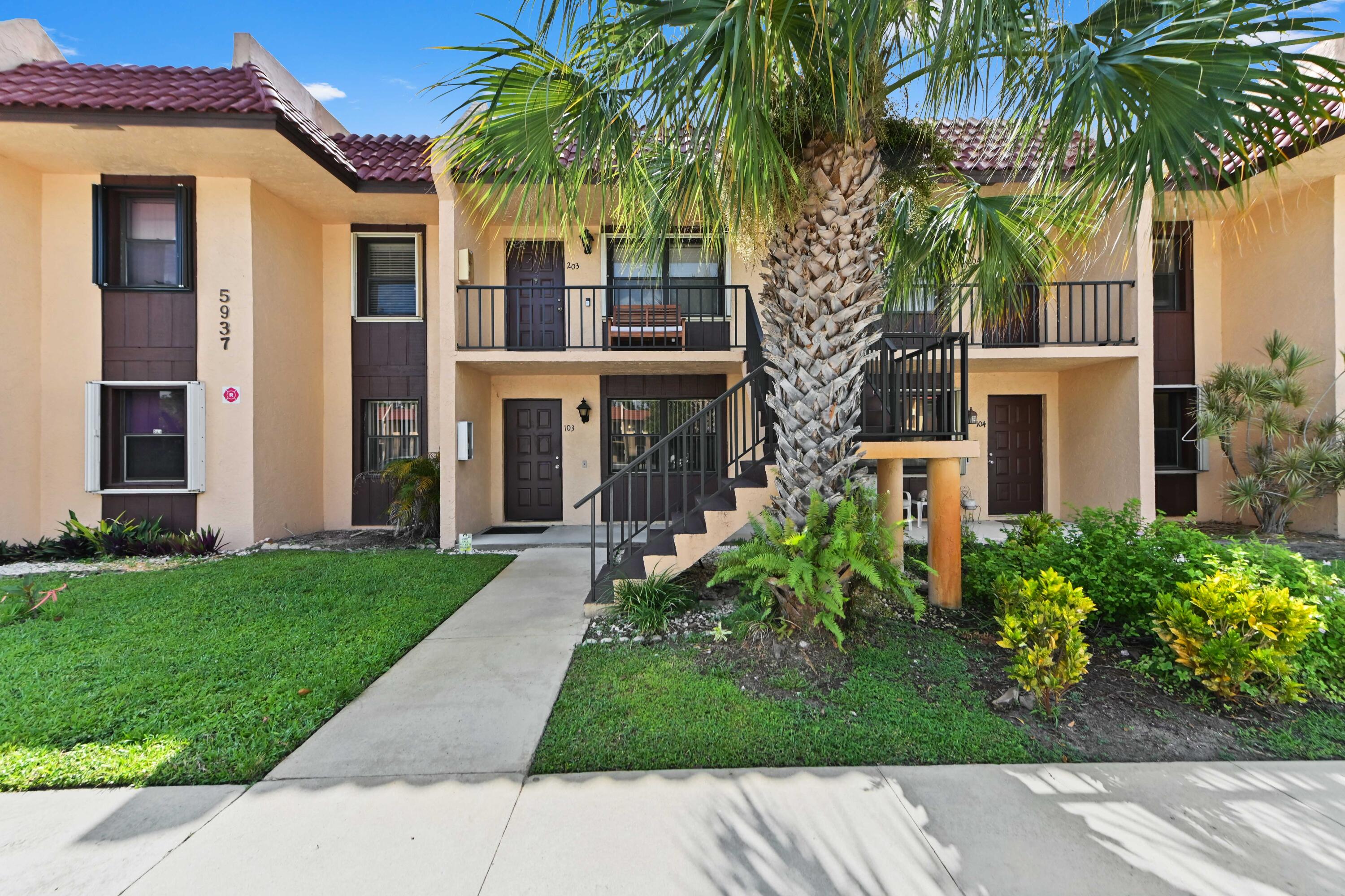 FOREST HILL VILLAS GARDEN - Residential
