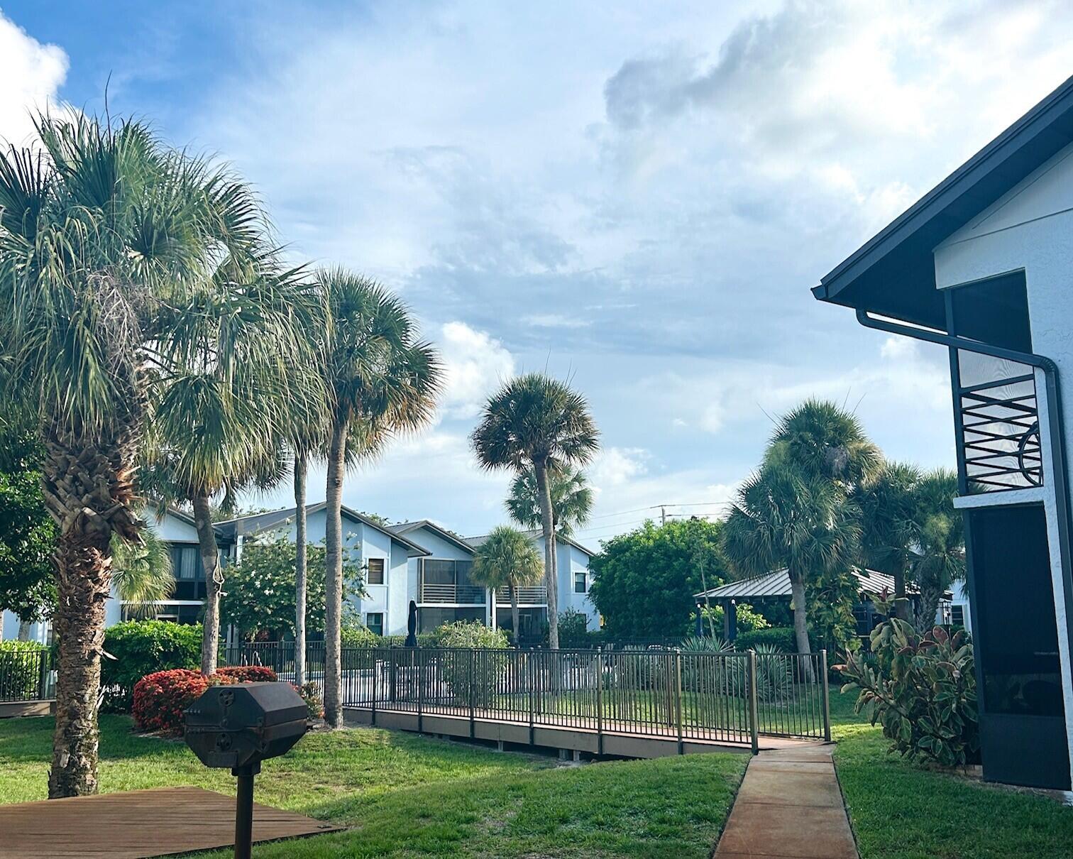 PARK SQUARE CONDO (AKA COUNTRY MEADOWS CONDO) - Residential