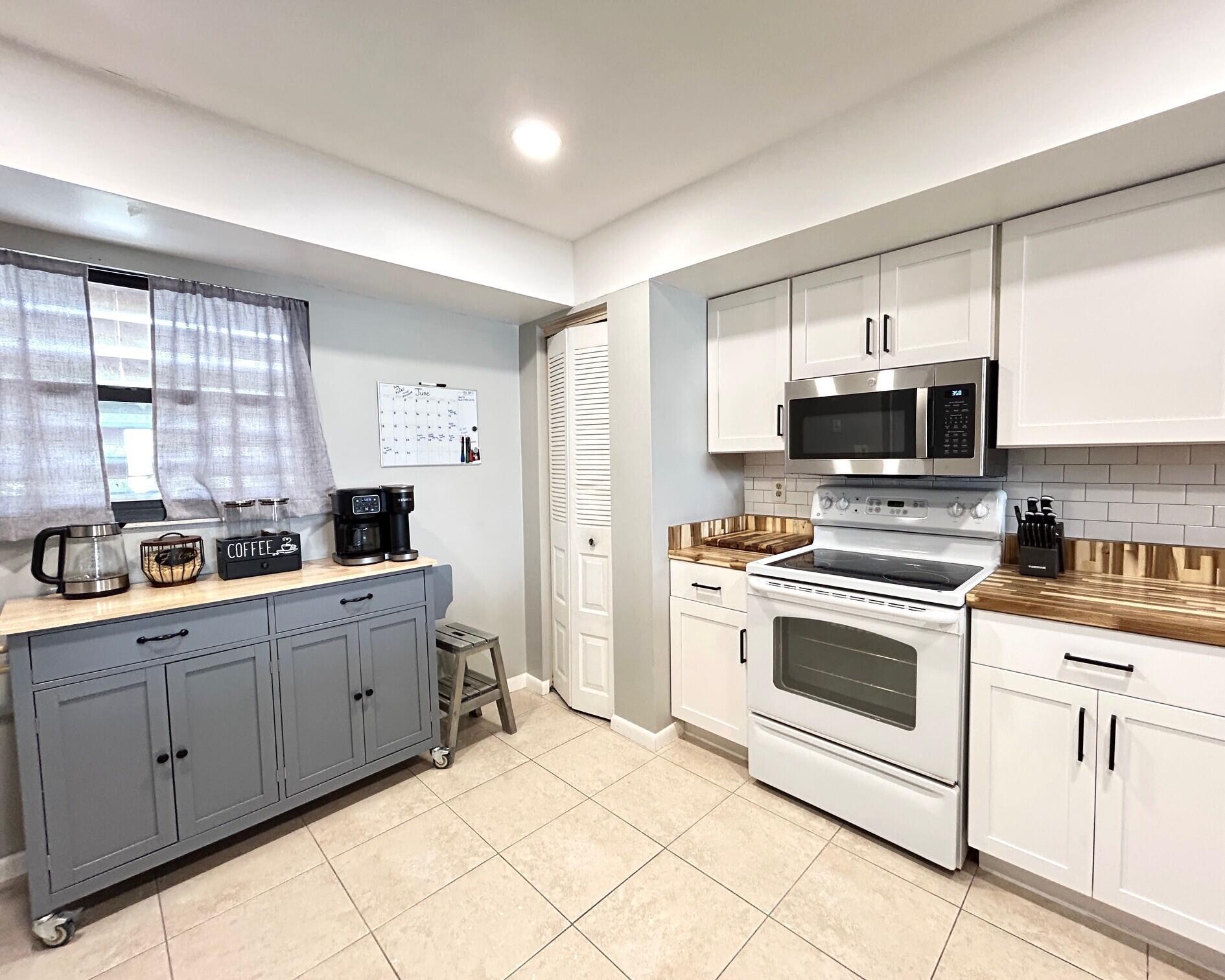 PARK SQUARE CONDO (AKA COUNTRY MEADOWS CONDO) - Residential