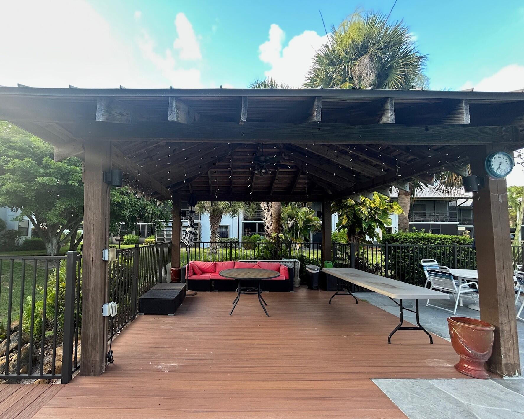 PARK SQUARE CONDO (AKA COUNTRY MEADOWS CONDO) - Residential