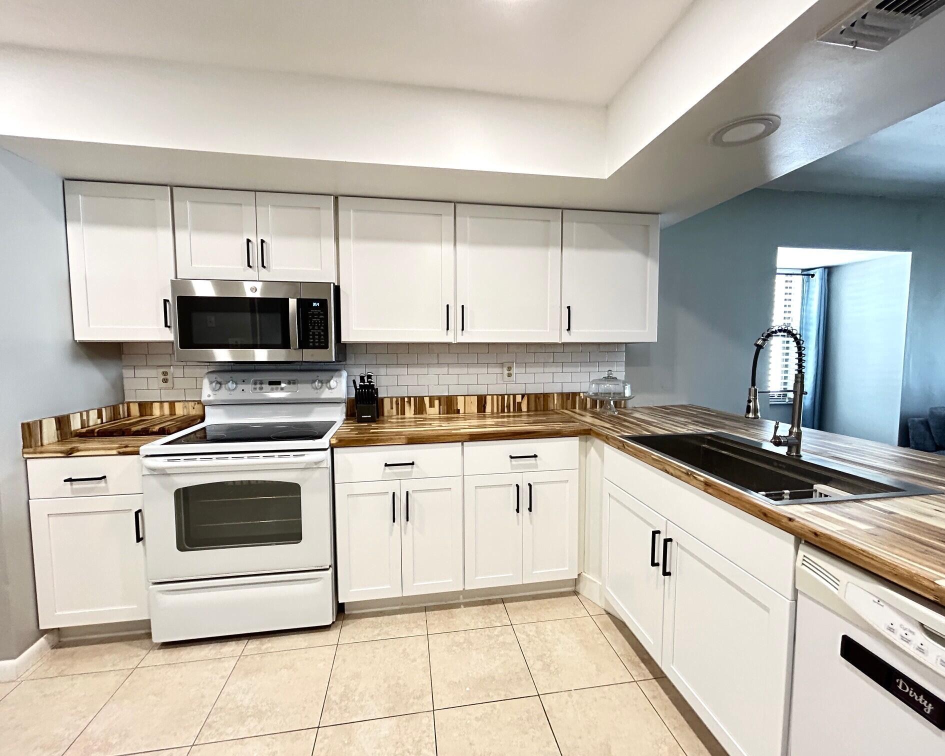 PARK SQUARE CONDO (AKA COUNTRY MEADOWS CONDO) - Residential