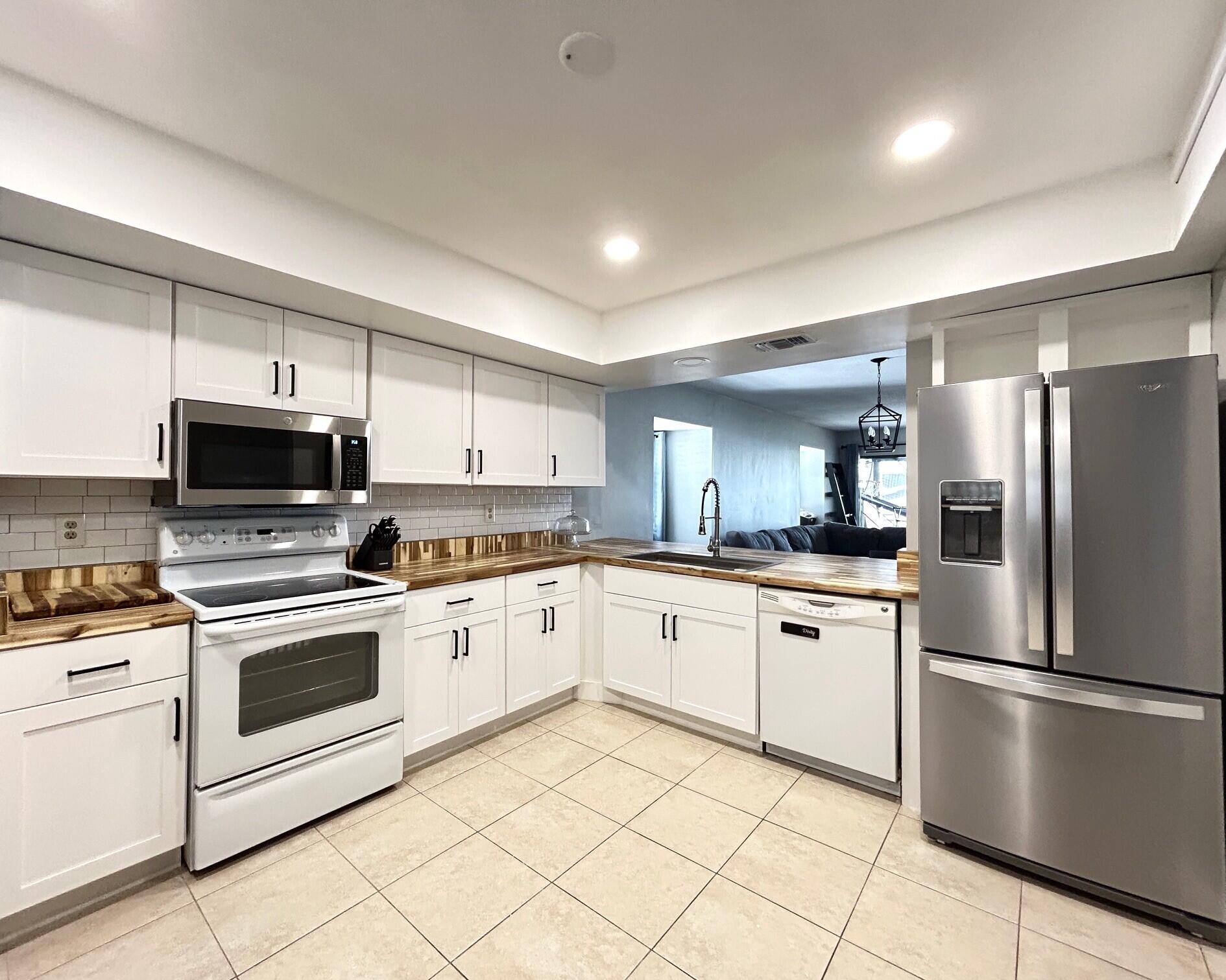 PARK SQUARE CONDO (AKA COUNTRY MEADOWS CONDO) - Residential