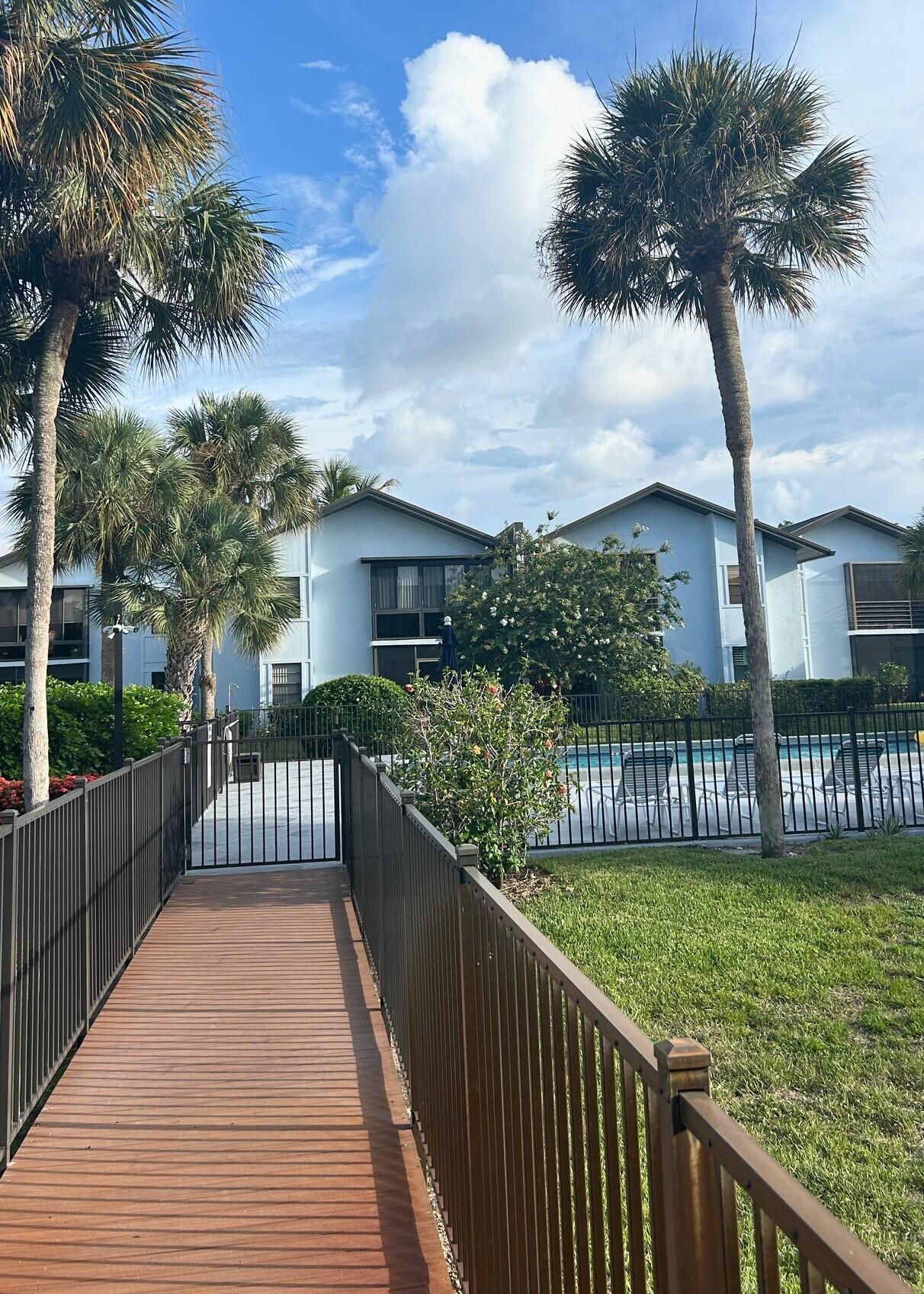 PARK SQUARE CONDO (AKA COUNTRY MEADOWS CONDO) - Residential