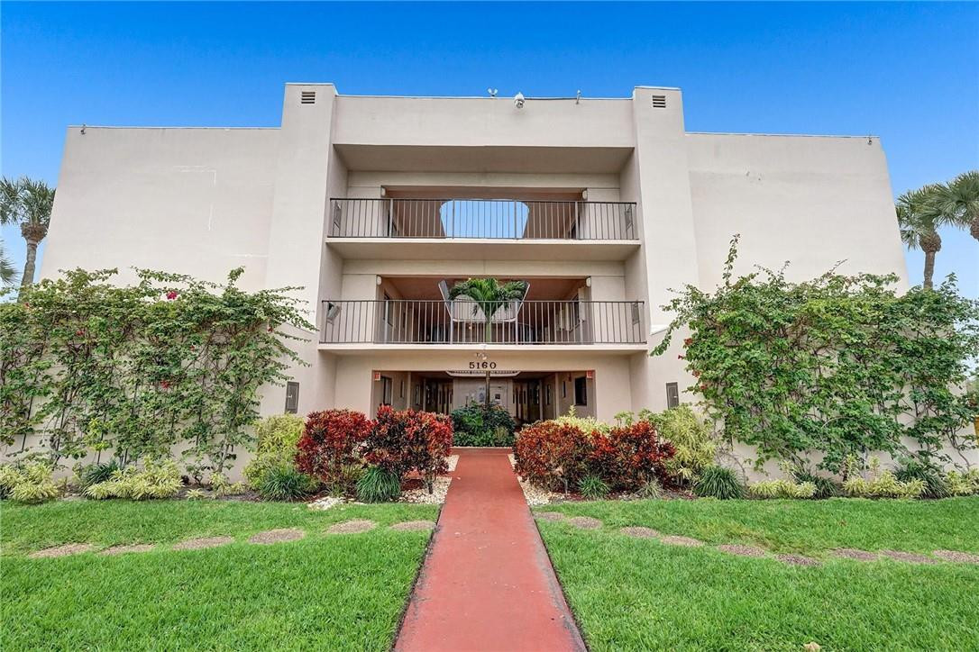 All ages building the the Las Verdes community. Beautiful garden walkway view. 2/2 unit with updated bathrooms and kitchen. Close to downtown Delray, beaches, and i-95.Video Tour Link: https://www.dropbox.com/s/5sl0r0uswb2wbxd/5160%20Las%20Verdes%20Circle%20Unit%20315%20Delray%20Beach%20.mov?dl=0