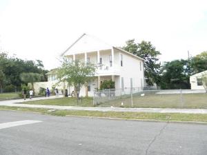 Great investment opportunity. Nice, spacious home in the heart of West Palm Beach. This one is a must see at this price. Don't let this one slip away without making the arrangements to see this property.