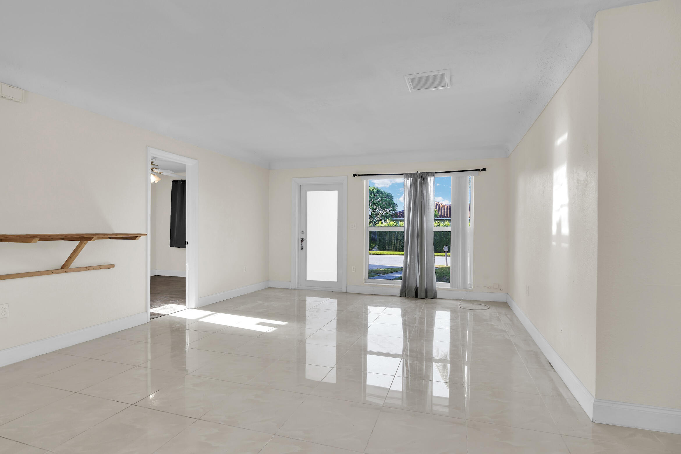 LAKE OSBORNE HILLS - Residential Lease