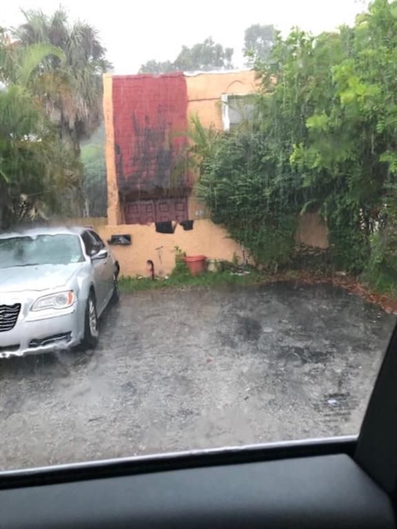 3 BEDROOM 2.5 BATH TOWNHOUSE IN TAMARAC, RIGHT OFF OF UNIVERSITY DRIVE. SPACIOUS ROOMS. TENANT MOVES OUT END OF OCTOBER. UNIT NEEDS A LITTLE TLC.