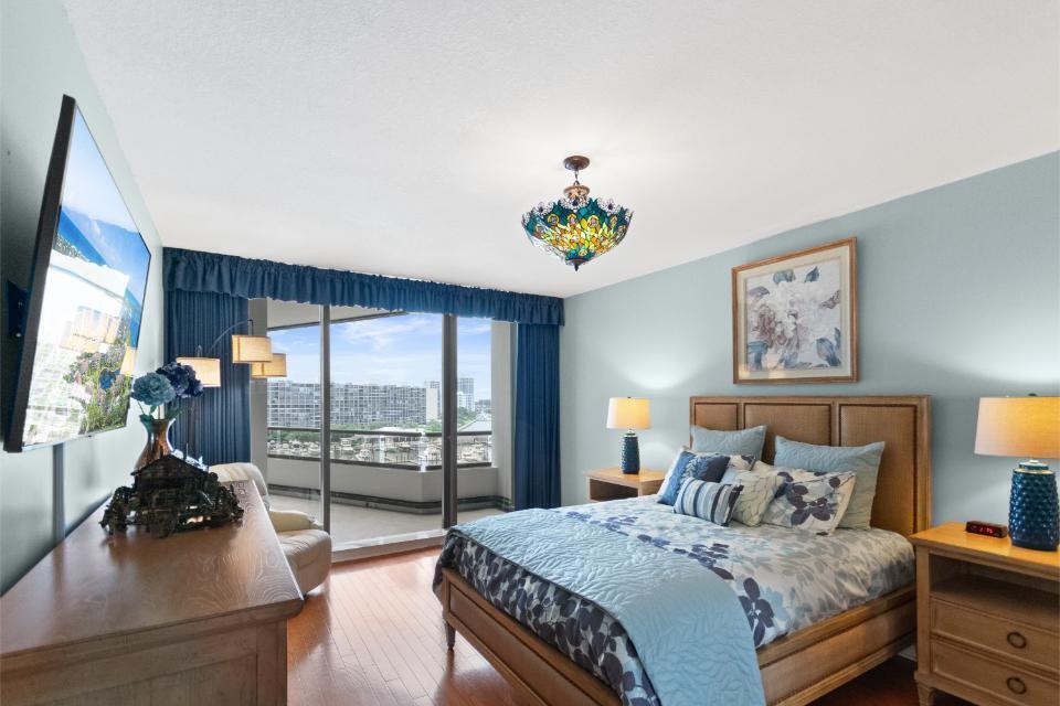 OLD PORT COVE LAKE POINT TOWER CONDO - Residential
