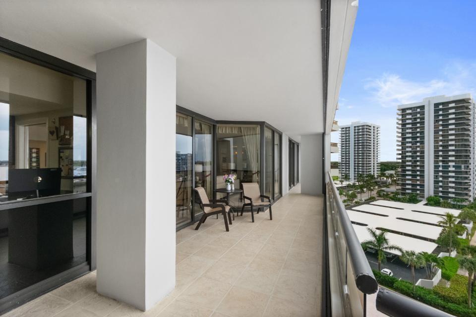 OLD PORT COVE LAKE POINT TOWER CONDO - Residential