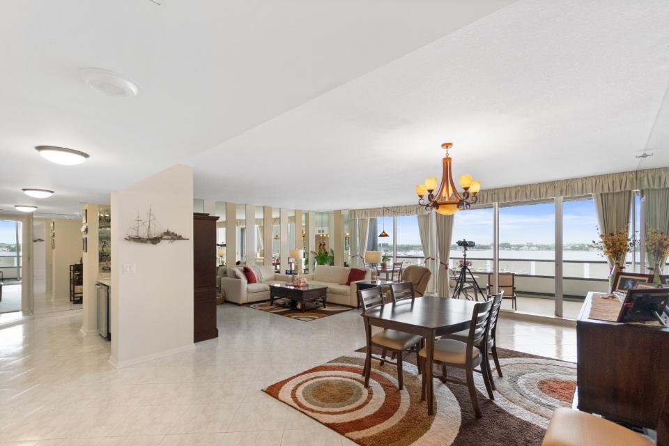 OLD PORT COVE LAKE POINT TOWER CONDO - Residential