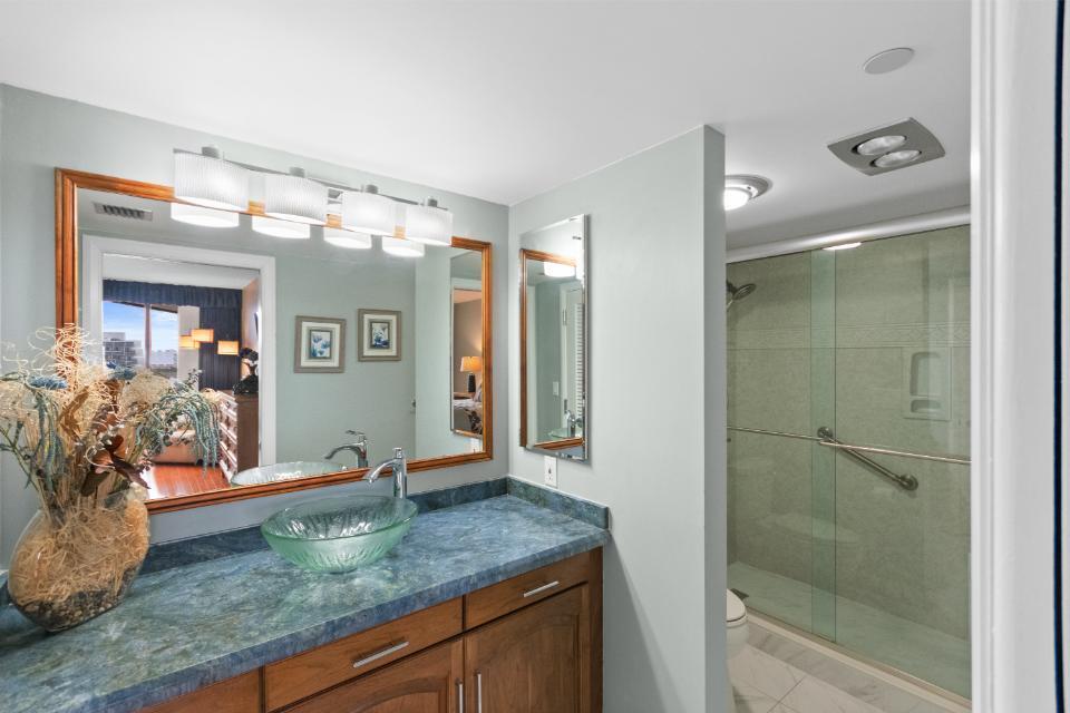OLD PORT COVE LAKE POINT TOWER CONDO - Residential