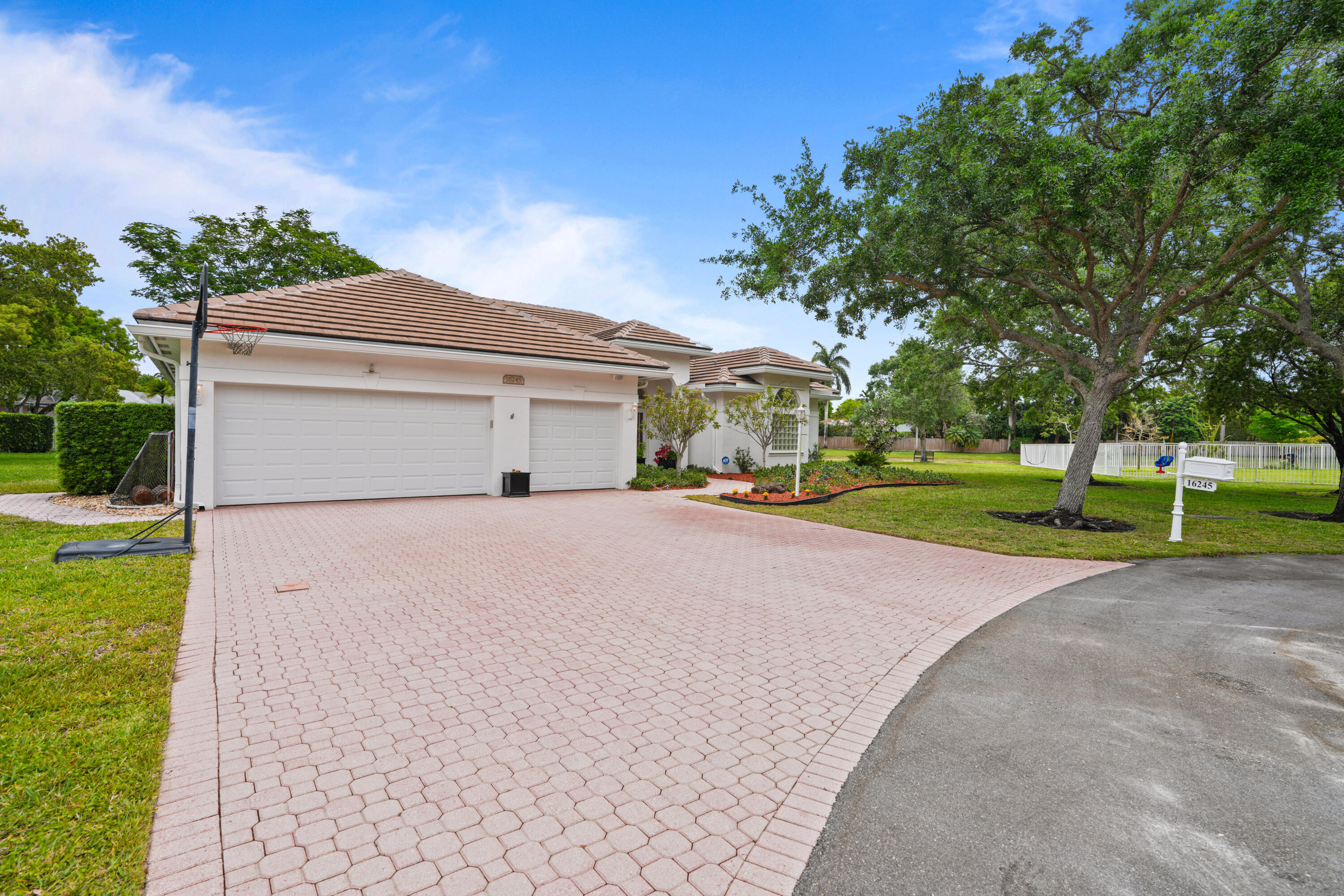 ESTATES OF STIRLING LAKE - Residential