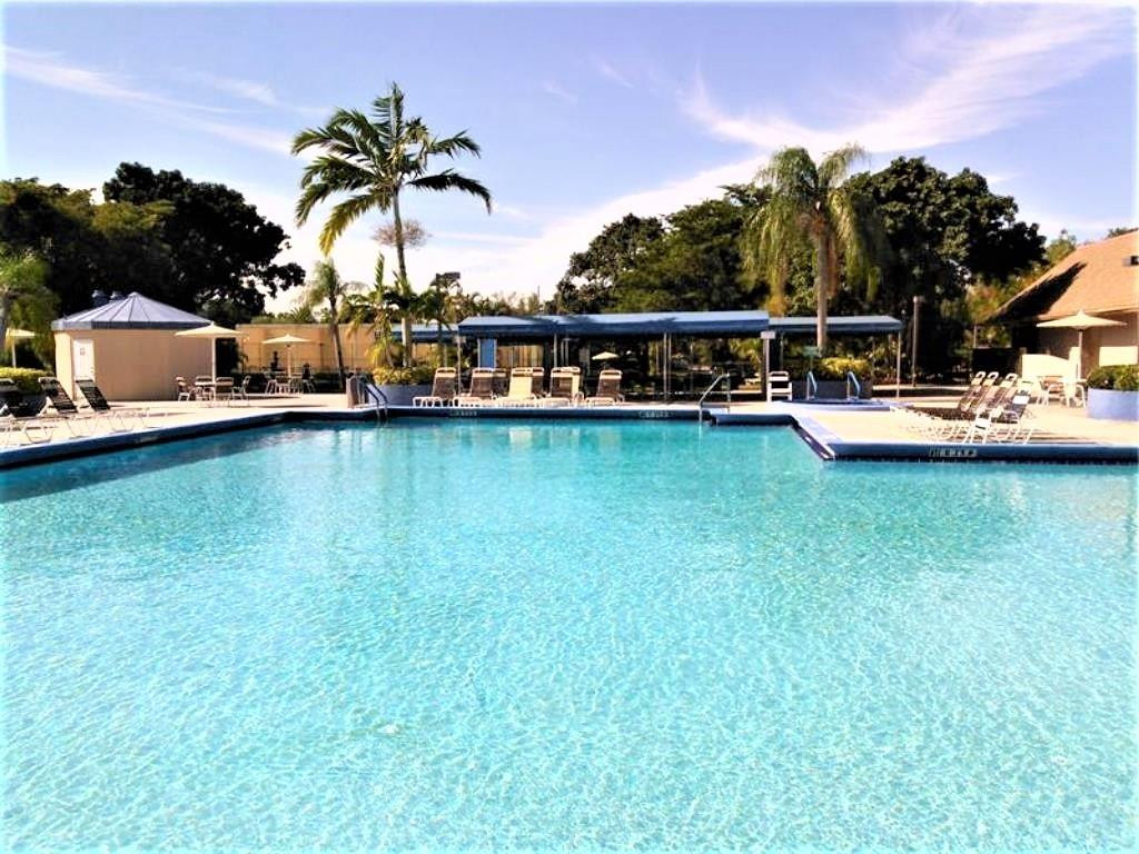 SUNRISE LAKES 4 - Residential