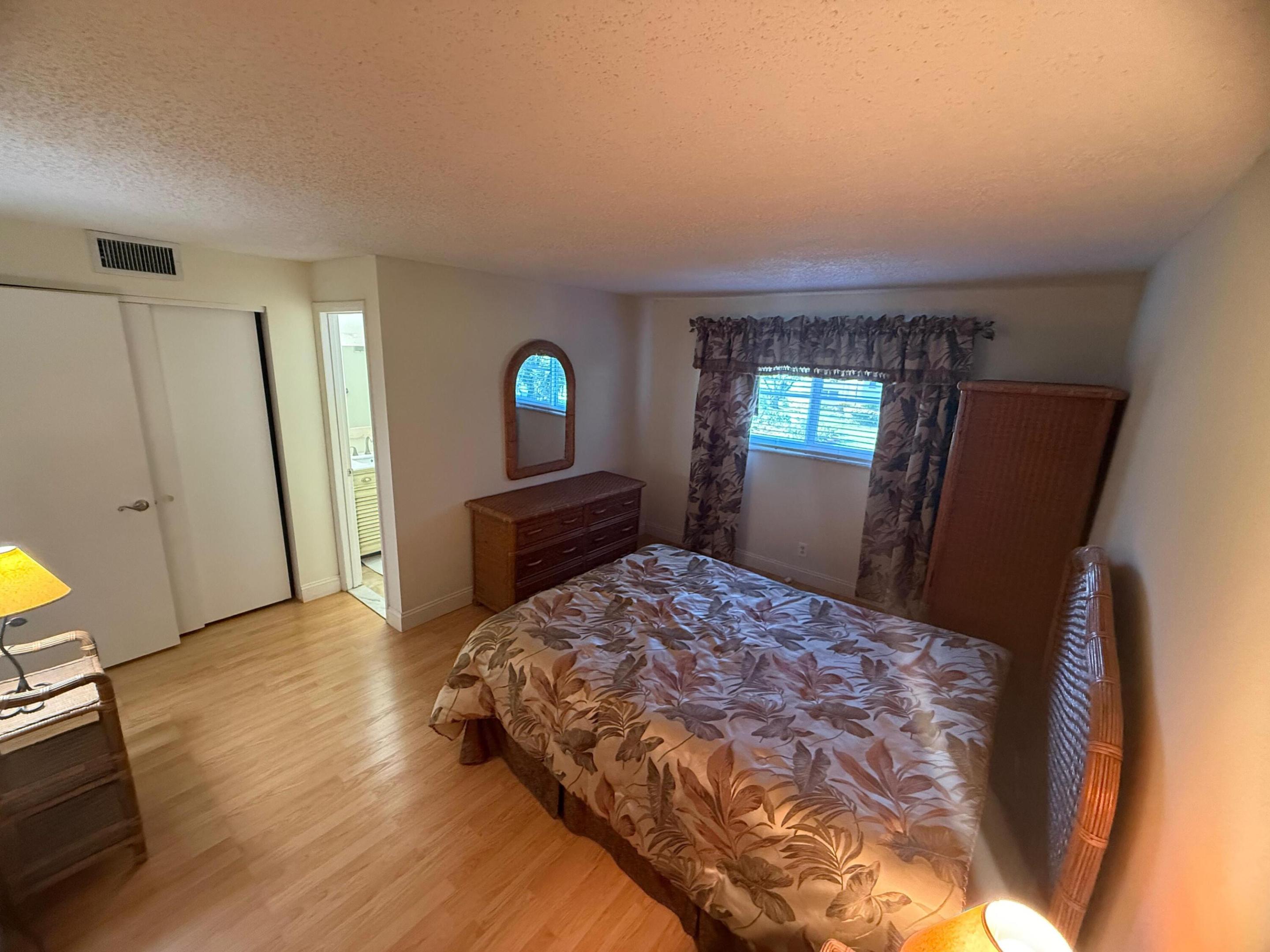 VILLAGE ROYALE GREENDALE CONDO - Residential