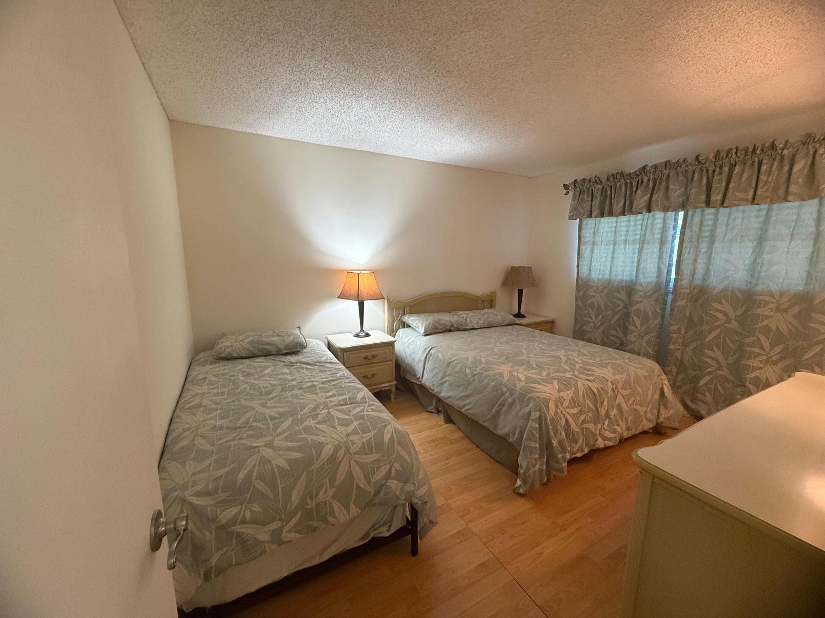 VILLAGE ROYALE GREENDALE CONDO - Residential