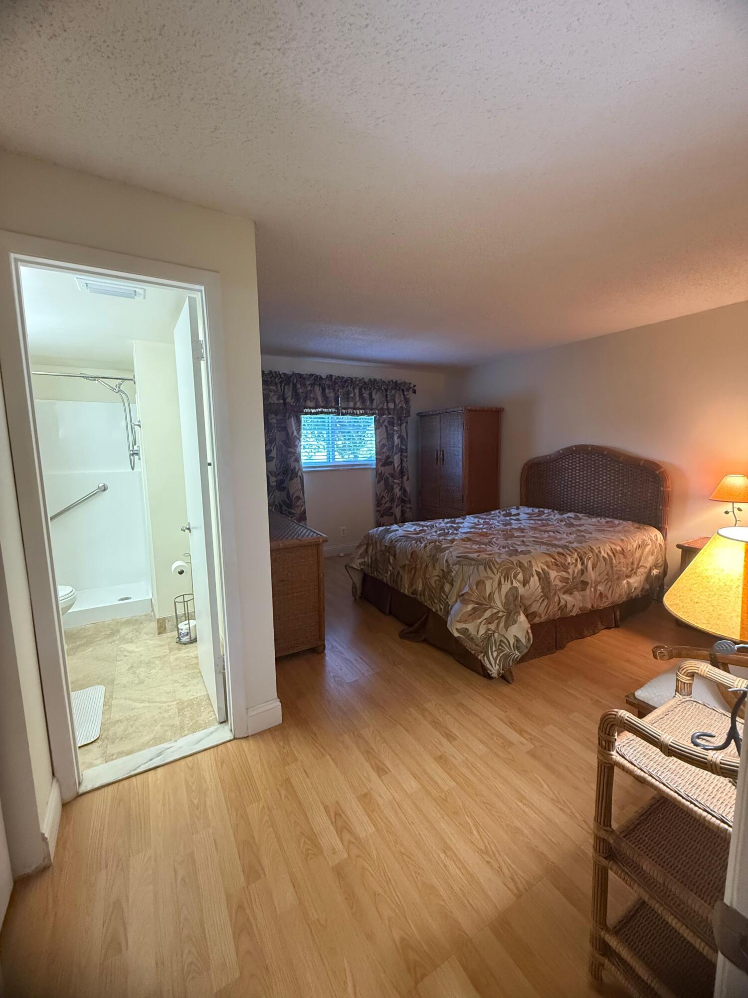 VILLAGE ROYALE GREENDALE CONDO - Residential