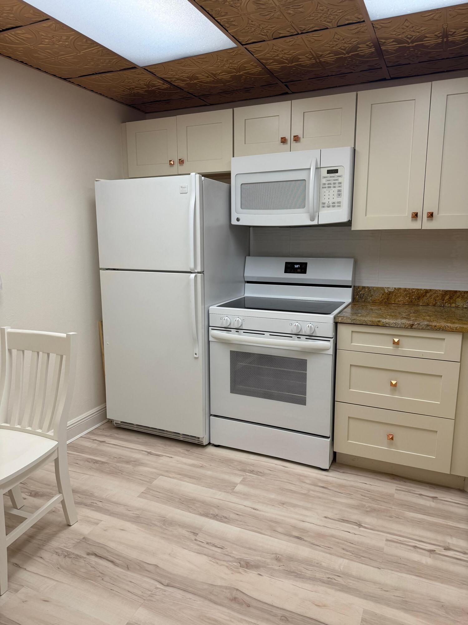 VILLAGE ROYALE GREENDALE CONDO - Residential